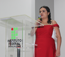 Estudante com deficiência visual Jousiclécia Almeida em seu pronunciamento no evento