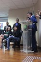 Reitor Carlos Guedes convida Jousiclécia Almeida, estudante com deficiência visual do Ifal Arapiraca, para dar seu depoimento no encerramento da posse