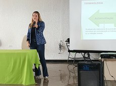 Renata Pires ministrando palestra sobre a autolesão