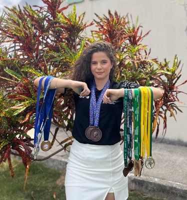 Allane Karine Ferreira exibe as medalhas conquistadas nos anos em que esteve no Ifal.jpeg