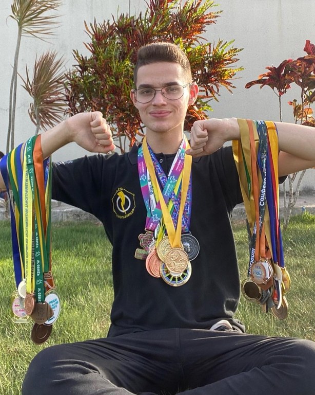João Paulo Barbosa e suas dezenas de medalhas conquistadas em olimpíadas de conhecimento pelo Ifal.jpeg