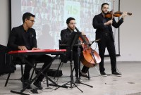 Apresentação musical por estudante e egressos do campus