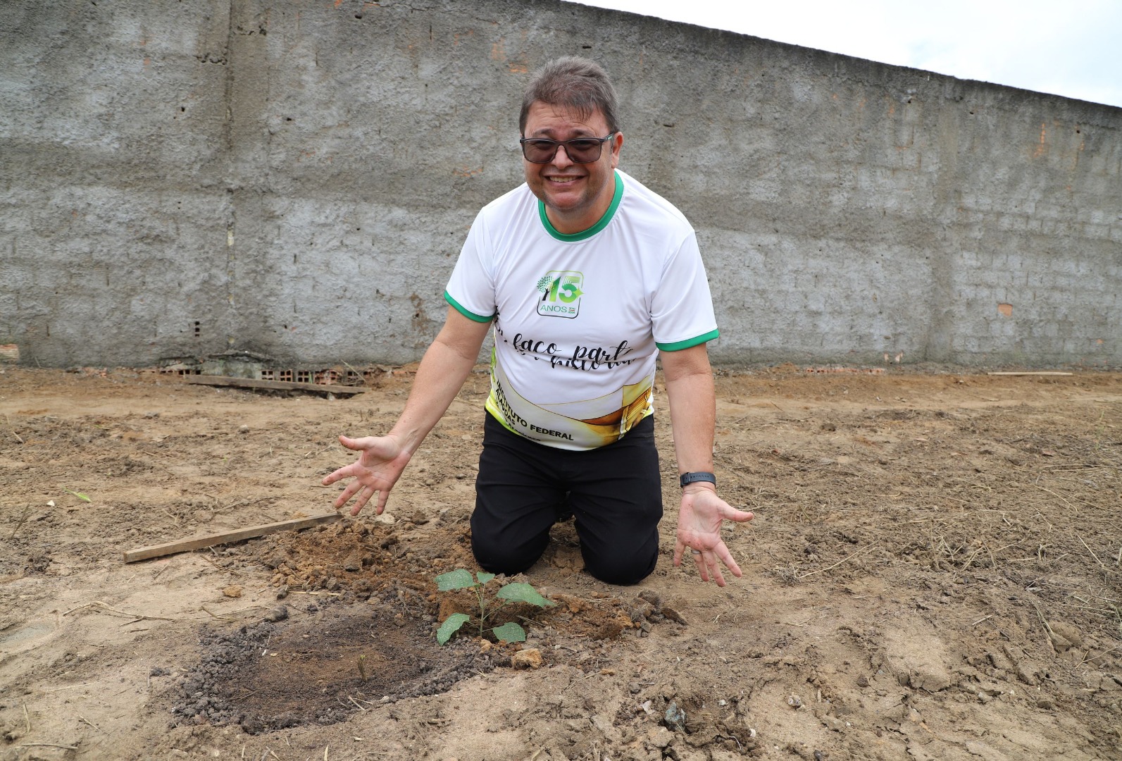 Plantio de mudas no Bosque dos 15 Anos
