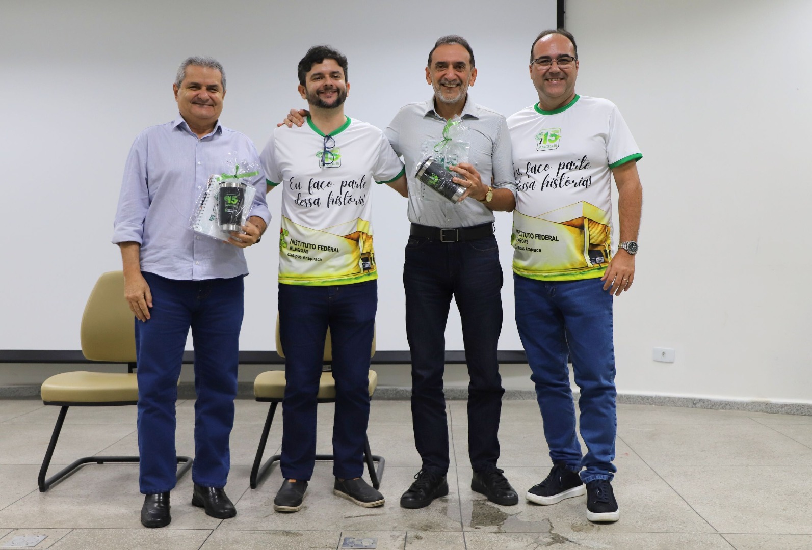 Professor Sérgio Teixeira, o diretor Augusto de Oliveira, o reitor Carlos Guedes e o ex-diretor Fábio Ribeiro