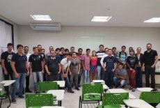 Primeira turma do curso, com a coordenadora do bacharelado, Cledja Rolim, e os professores Társis Marinho e Fernando Tenório