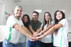 Estudantes da equipe finalista com o docente José Carlos Pessôa