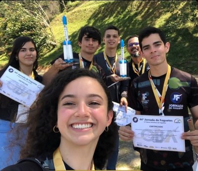 Equipes do Campus Arapiraca com foguetes e certificados
