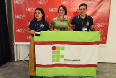 Estudantes de Sistemas de Informação Jousiclécia Almeida e Cayo Henrique da Silva compareceram ao evento acompanhados da docente Renata Pereira (ao centro)