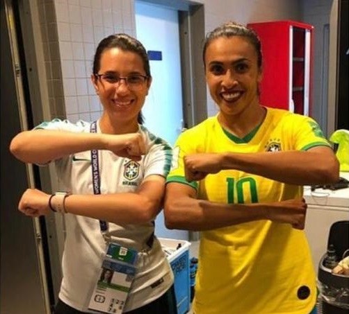 Katherinne Ferro com a jogadora Marta durante a Copa do Mundo