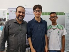 Fábio Ribeiro com alunos na exposição de pôsteres