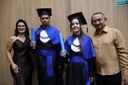 Coordenadora do Napne Maria José dos Santos e coordenador pedagógico Enildo Freite, nas laterais. Ao centro, os estudantes atendidos pelo Napne durante os três anos de curso técnico em Informática: Marcos Felipe Almeida e Naelly Padilha