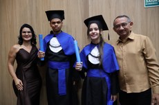 Coordenadora do Napne Maria José dos Santos e coordenador pedagógico Enildo Freite, nas laterais. Ao centro, os estudantes atendidos pelo Napne durante os três anos de curso técnico em Informática: Marcos Felipe Almeida e Naelly Padilha