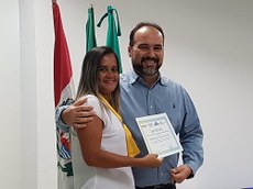 Fábio Ribeiro entregando um dos certificados