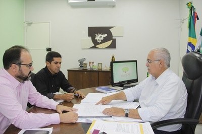 Rogério Teófilo em reunião com o diretor-geral do campus, Fábio Ribeiro, e o coordenador de Extensão, Marcos Nunes
