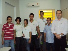 Na foto também estão o diretor-geral, Fábio Ribeiro, e o professor de Artes, Judivan Lopes