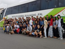 Alunos e professores no ônibus que deixou Arapiraca