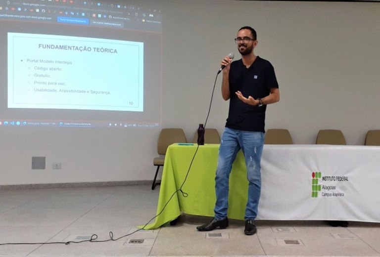 Eduardo Torres durante a apresentação do TCC, no Ifal