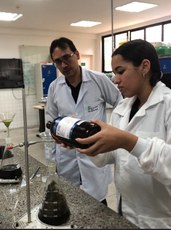 Estudante é orientada pelo docente Marcos Rocha
