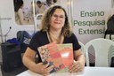 Professora Adriana Nunes e seus dois livros na Bienal de Alagoas