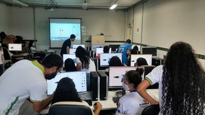 Estudantes participam de capacitação em Robótica e Internet das Coisas