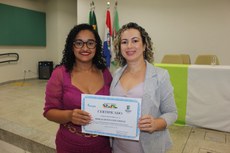 De mulher para mulher: Marília Batista recebeu o certificado e elogios da coordenadora pedagógica Angeline Castro