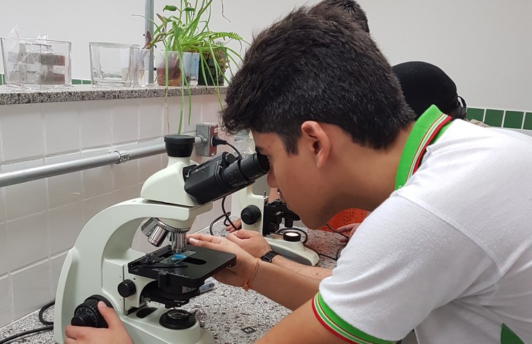 Estudante usa um dos laboratórios no campus Arapiraca