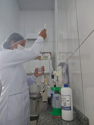 A aluna Kamile do Nascimento Melo utiliza os conhecimentos obtidos no curso para alavancar a agroindústria da família