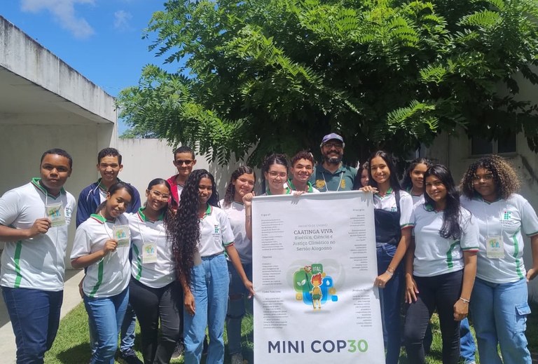 Estudantes do curso de Biotecnologia apresentam carta produzida ao longo dos dias.jpeg