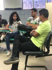 Alunos Pedro Henrique e Hillary Farias participam de roda de conversa sobre o programa Minha Comunidade