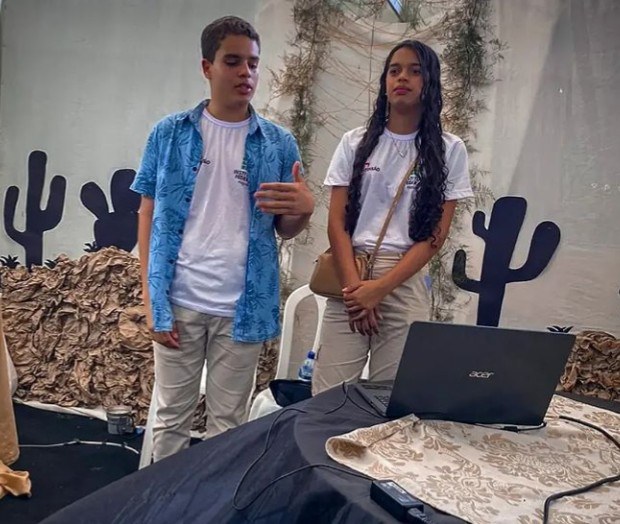 Joyce e Ícaro apresentando o projeto na 39 ª Expo Bacia Leiteira 