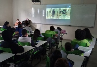 Estudantes assistem documentários em aulas sobre Atualidades