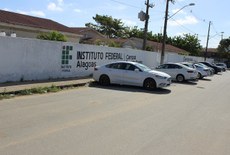 Campus Benedito Bentes renovou a estética com pintura da fachada e mudança dos portões de acesso