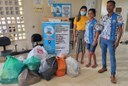 Estudante Milena Tomaz entrega roupas, agasalhos e alimentos arrecadados  no campus aos representantes do Instituto Amigos da Periferia para serem distribuidos com as famílias atingidas pelas enchentes.