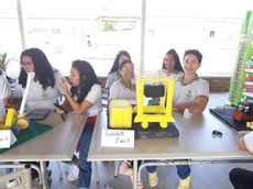 Estudantes realizam  exposição de maquete de guindaste, um dos equipamentos de movimentação
