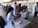estudantes do curso técnico em Enfermagem duração atividade  de prevenção à saúde com colegas e servidores do campus
