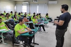 Alunos do ensino fundamental assistem a aula de Matemática