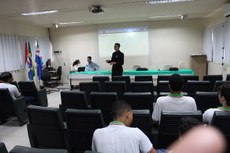 estudantes de Direito ministram palestras sobre os direitos e deveres do jovem no mercado de trabalho.