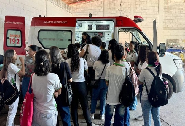 Alunos  do curso técnico em Enfermagem visitam Central da Samu