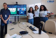 Professor Luiz Félix ao lado das jovens pesquisadoras Júlia Emily,Maria Rebeca Ferreira e Rossany Raissa Souza Clemente