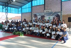 Estudantes com certificados de menção honrosa por conquistas de medalhas em eventos científicos nacionais e internacionais