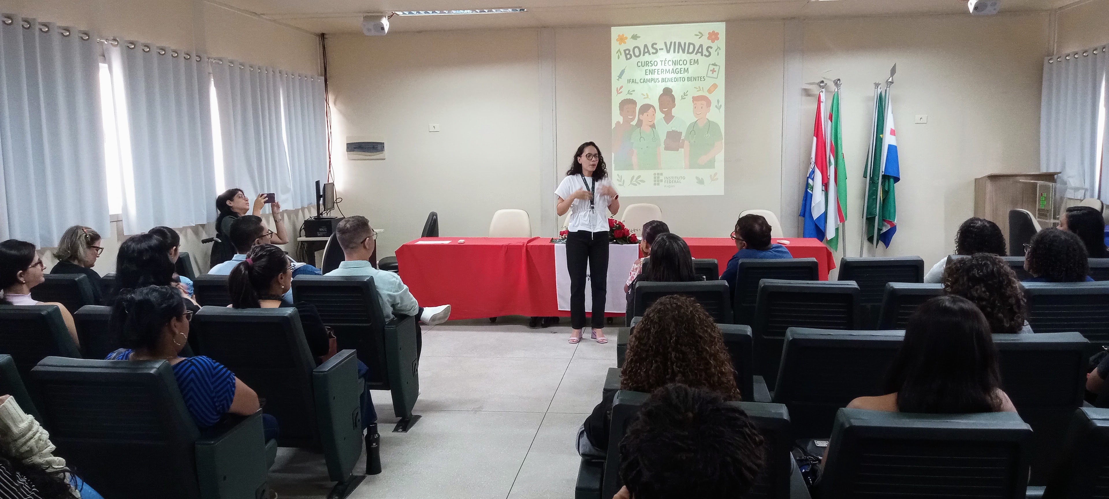 Coordenadora do curso, Talita Chaves explica funcionamento do curso para os novos estudantes