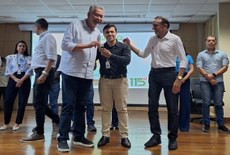 Diretor em exercício, Diego da Guia recebe as chaves do novo automóvel do deputado Paulão e do reitor do Ifal, Carlos Guedes