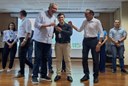 Diretor em exercício, Diego da Guia recebe as chaves do novo automóvel do deputado Paulão e do reitor do Ifal, Carlos Guedes