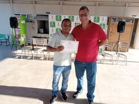 Professor Manoel Pereira ( à dir) recebe certificação de participação com sucesso na Jornada de Foguete