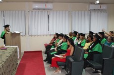 Concluinte Gabriela Bessa ler o discurso em nome da turma