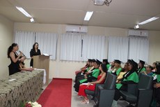 Coordenadora Talita Chaves discursa na solenidade