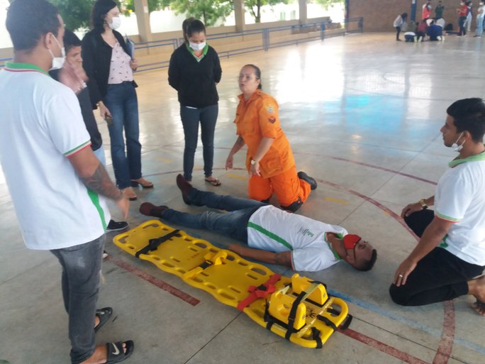 Estudantes aprendem prática de atendimento pré-hospitalar com a sargento Gabriela