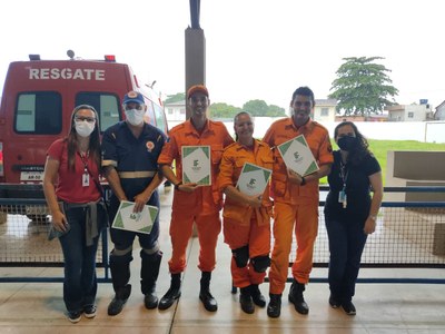 Equipe do Resgate recebe homenagem dos professores do curso técnico em Enfermagem