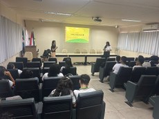 Estudantes assistem à oficina ministrada por Helisane Xavier e Maria Elizabeth