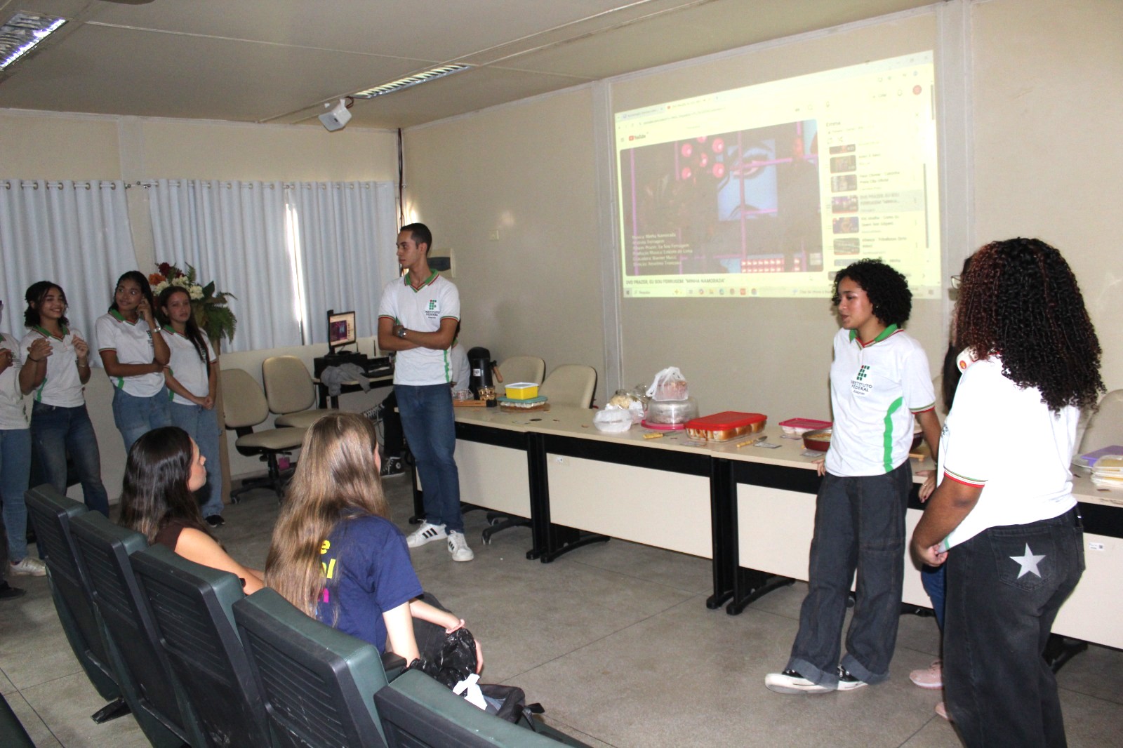 Estudantes do segundo ano recebem \ estudante alemã